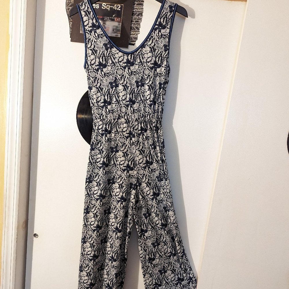 Like new: Ladies jumpsuit - navy blue/white floral